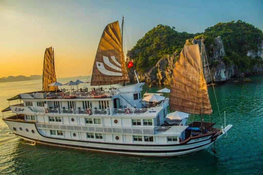 Halong Bay Overnight Cruise