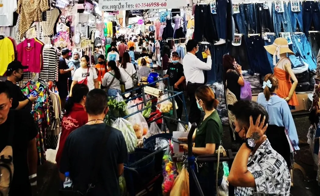 Pratunam Night Market Atmosphere